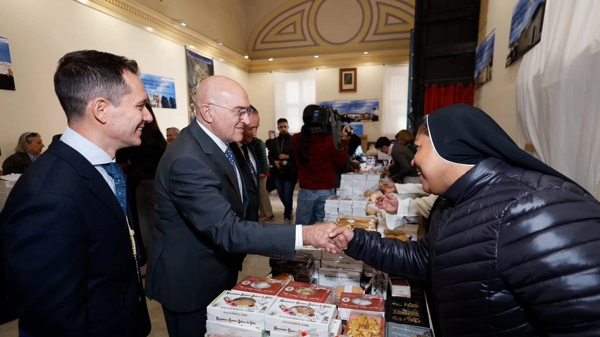 El alcalde de Valladolid, Jesús Julio Carnero, saluda a una monja en uno de los expositores participantes en la XIII Feria ‘Dulces Conventos’.
