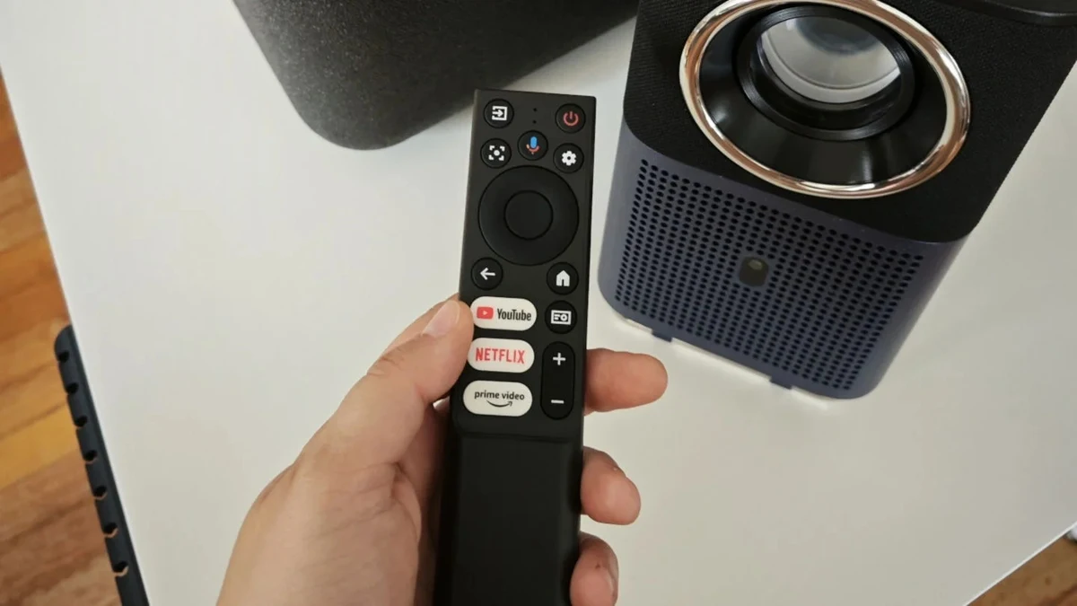 El mando a distancia tiene accesos directos a las apps más populares