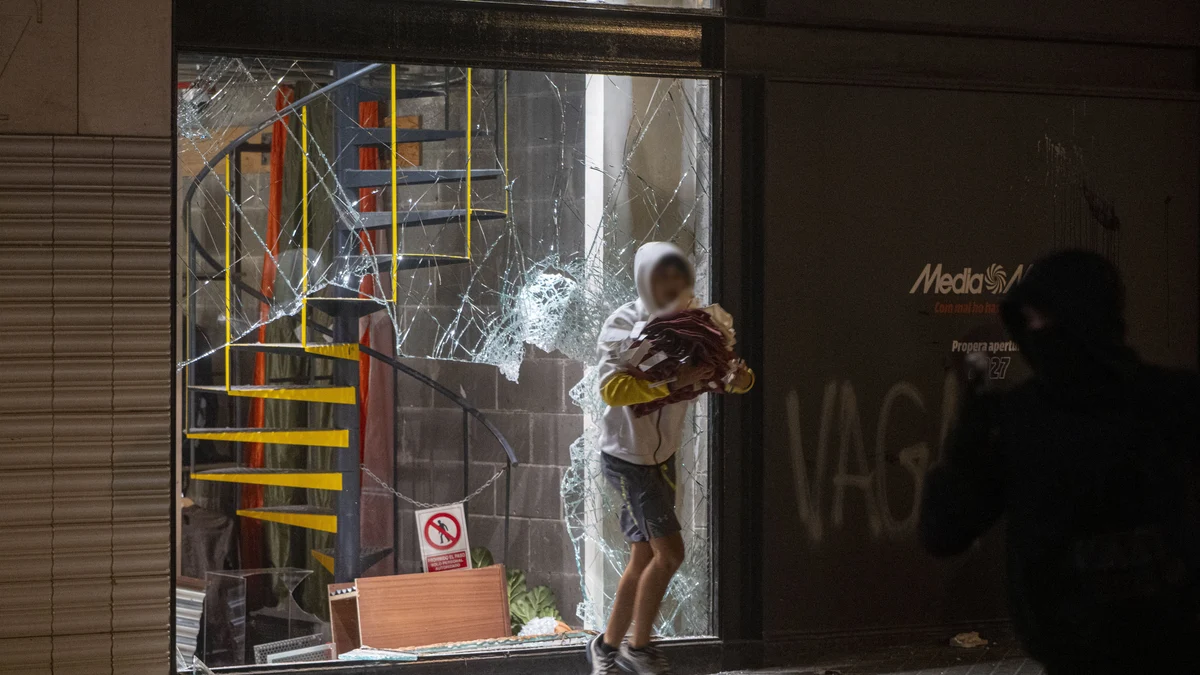 Disturbios en el centro de la ciudad, a 24 de octubre de 2026, en Barcelona, Catalunya (España). Furgones de los Mossos d'Esquadra tienen blindada la plaza Catalunya de Barcelona desde este sábado por la tarde, donde han empezado a hacer algunas cargas para controlar a activistas que se han ido concentrando, la gran mayoría de ellos encapuchados y vestidos de negro. Después de que los Bombers hayan apagado el fuego de una barricada y otros elementos urbanos que los activistas han incendiado, los antidisturbios están haciendo pequeñas cargas para sacar de la plaza a los activistas, aunque luego han incendiado parte de la terraza del bar Zúrich y más papeleras. 24 OCTUBRE 2026;