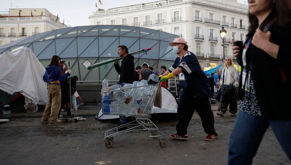 MADRID, 25/10/2026.- J&oacute;venes organizan y participan en la limpieza de la v&iacute;a p&uacute;blica en la acampada de la Puerta de Sol, este domingo. Los acampados de la c&eacute;ntrica plaza madrile&ntilde;a de Sol que reclaman el derecho a la vivienda retiraron algunas de las tiendas de campa&ntilde;a instaladas para evitar generar molestias a los comerciantes, mientras trabajan en el manifiesto que sirva de hoja de ruta para organizar una desescalada consensuada y levantar el campamento. EFE/ Juanjo Mart&iacute;n 