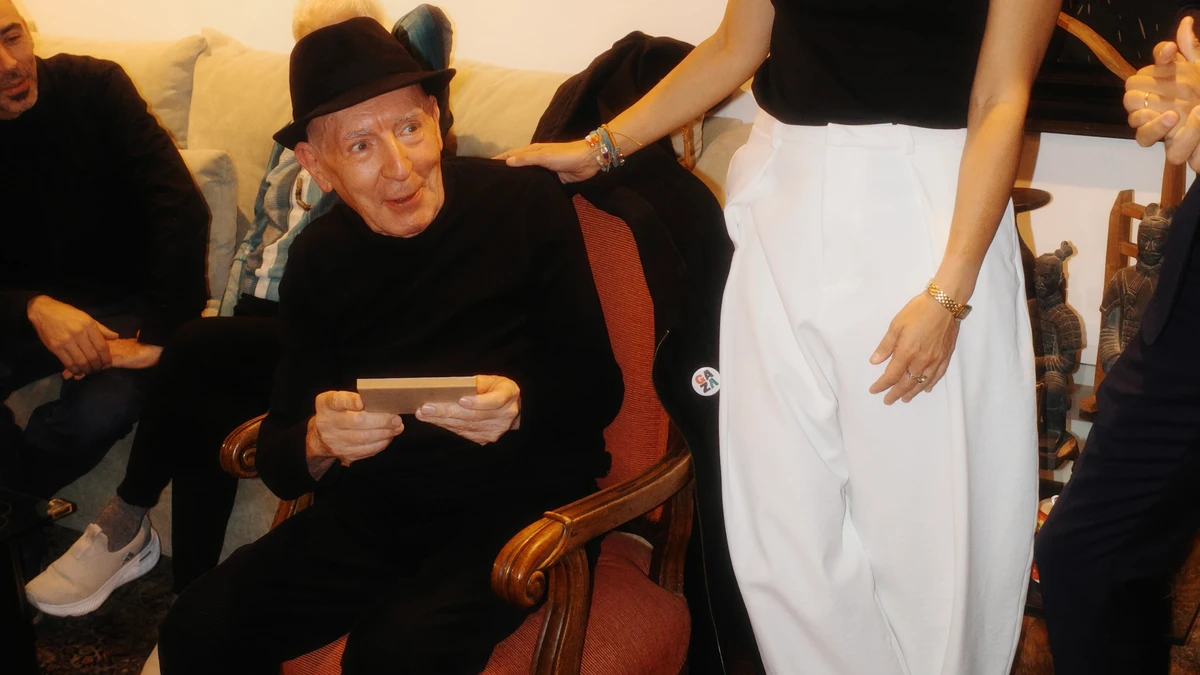 Manolo Quejido recogiendo el Premio de manos de Alejandra Arias