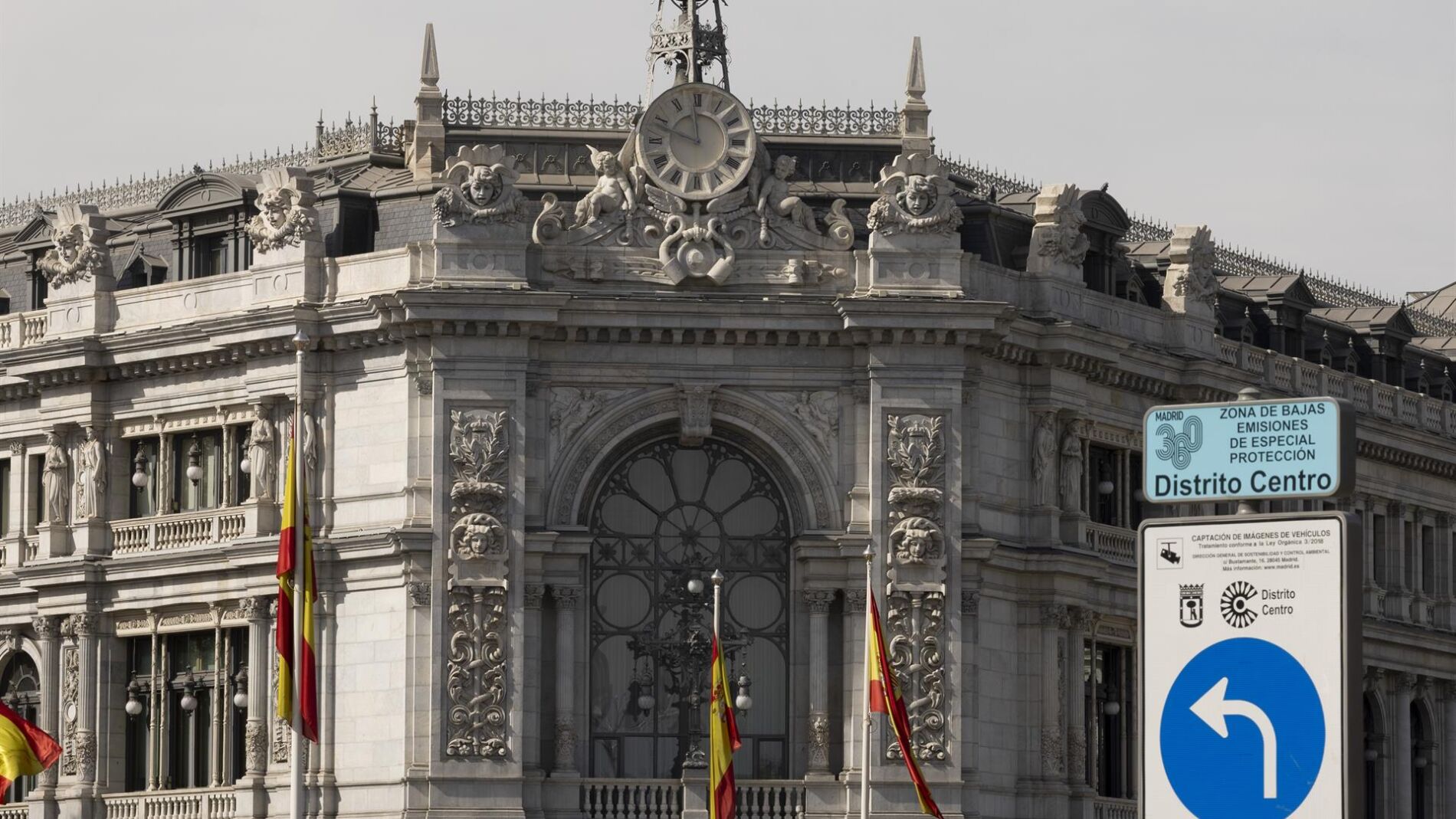 Las familias españolas reducen sus ahorros