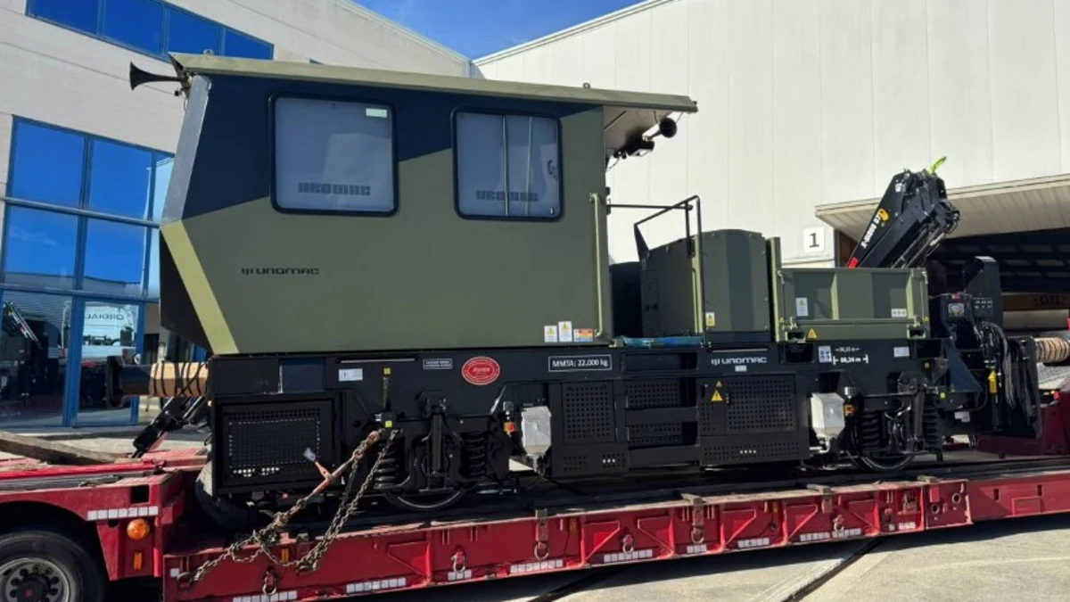La nueva dresina de Uromac, con los colores del Ejército de Tierra