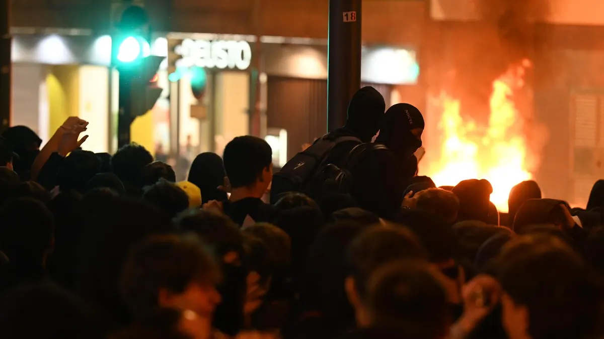 AMP.-Al menos una veintena de detenidos en graves altercados cometidos por encapuchados en Bilbao
