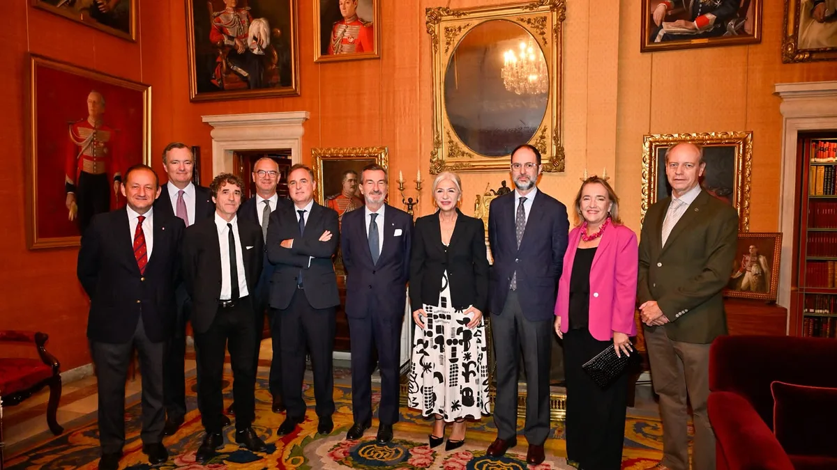 Foto de familia con el galardonado Jorge Cuadra, III Premio Divisa de Literatura Taurina