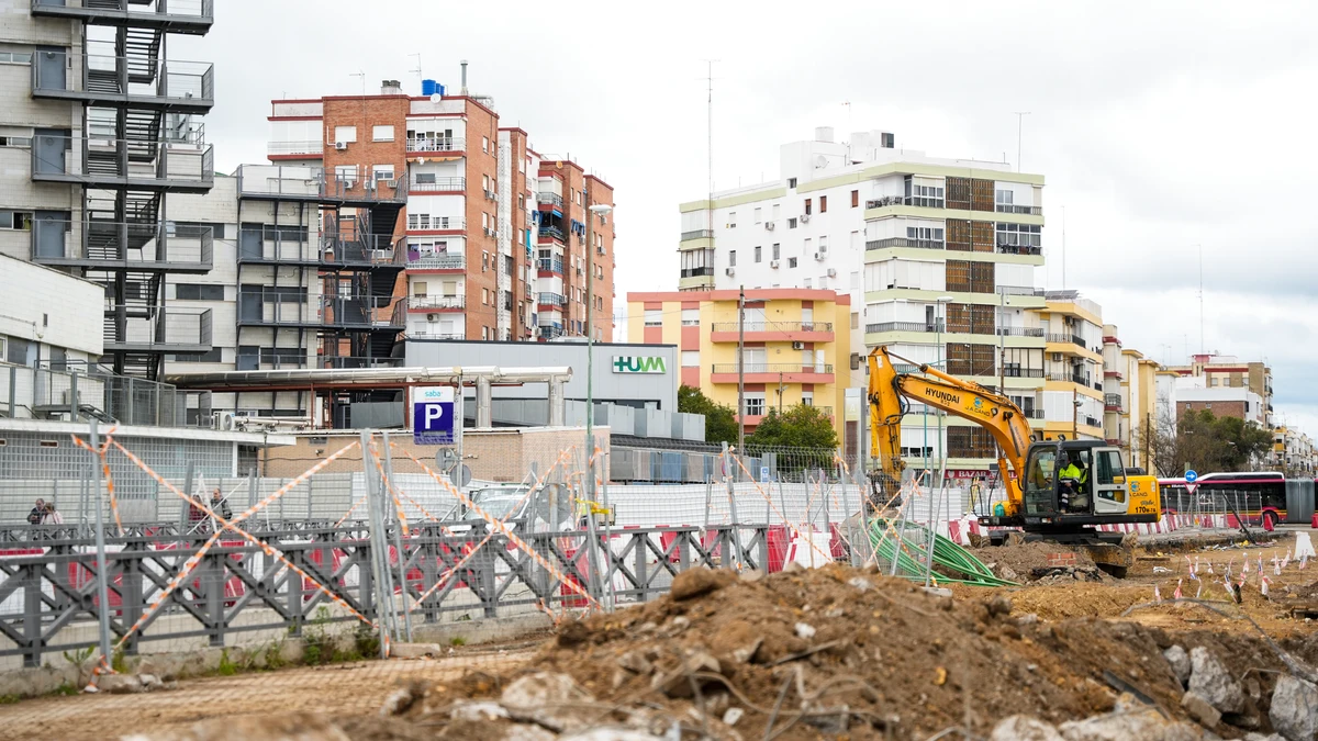 Imágenes de las obras del metro de Sevilla avanzan en la avenida Doctor Fedriani