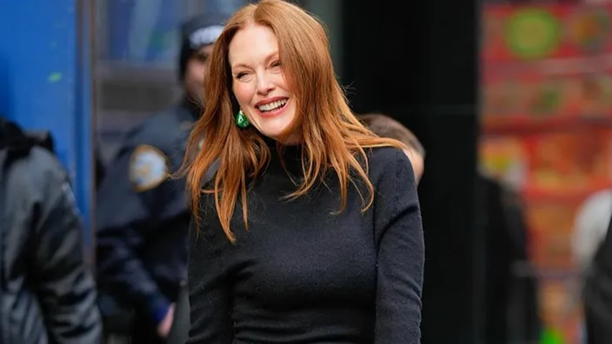 julianne-moore-vestido-negro-punto-cuello-subido