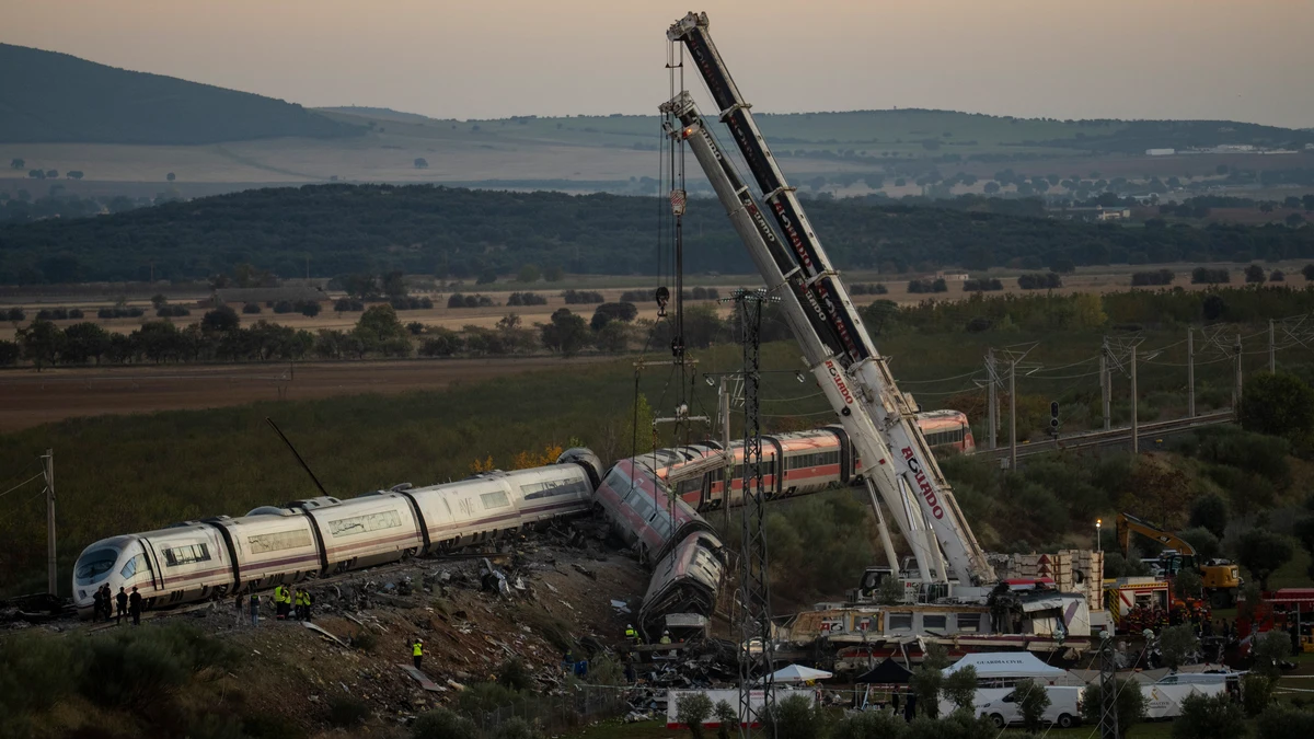 UME, bomberos y policía científica trabajan en los trenes del accidente de Toledo. David Jar