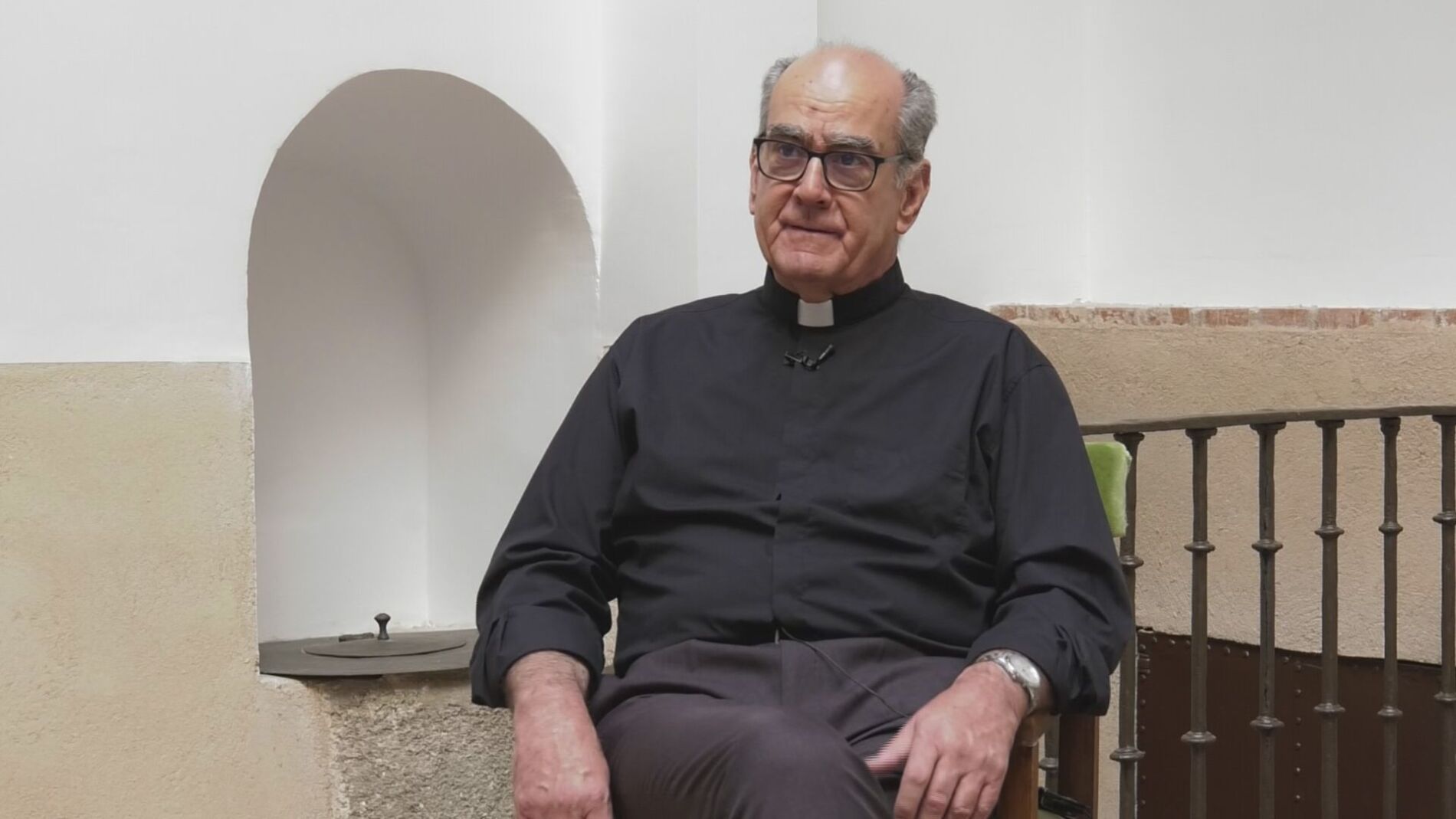 El padre Fernando: de sujetar el suero a la absolución colectiva