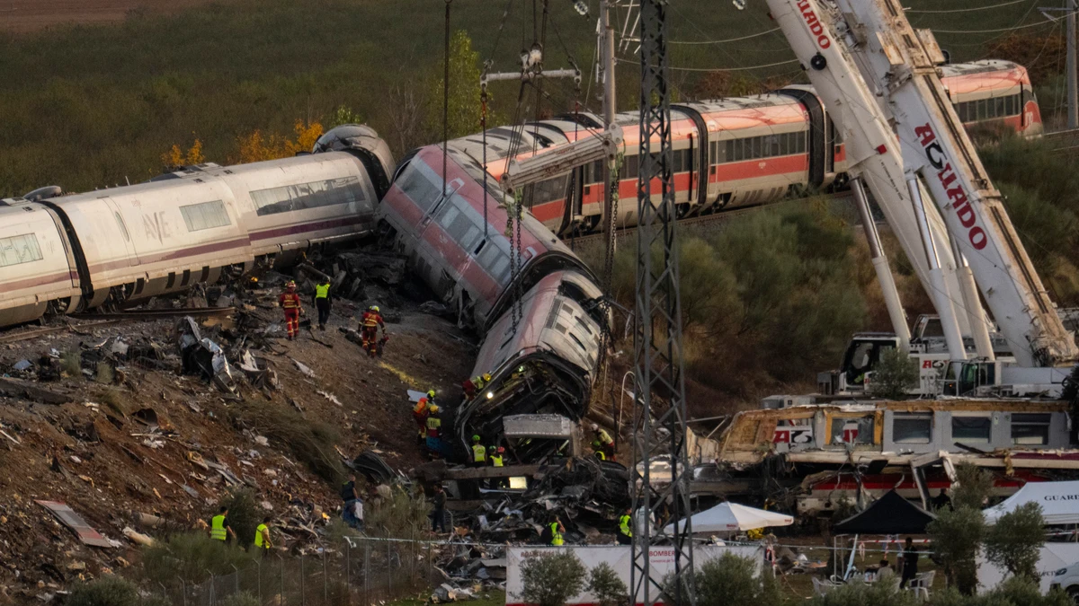 UME, bomberos y policía científica trabajan en los trenes del accidente de Toledo. David Jar