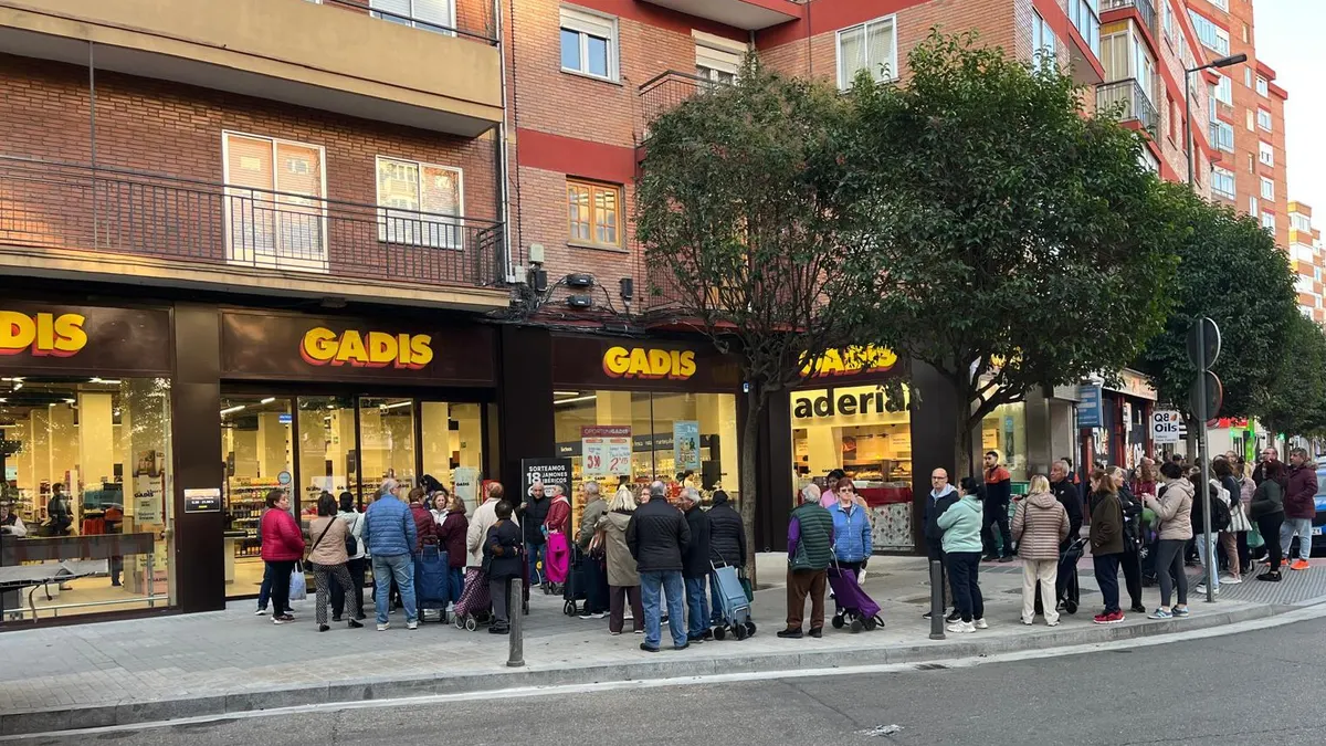 Largas colas para entrar en el nuevo supermercado de GADIS en Valladolid