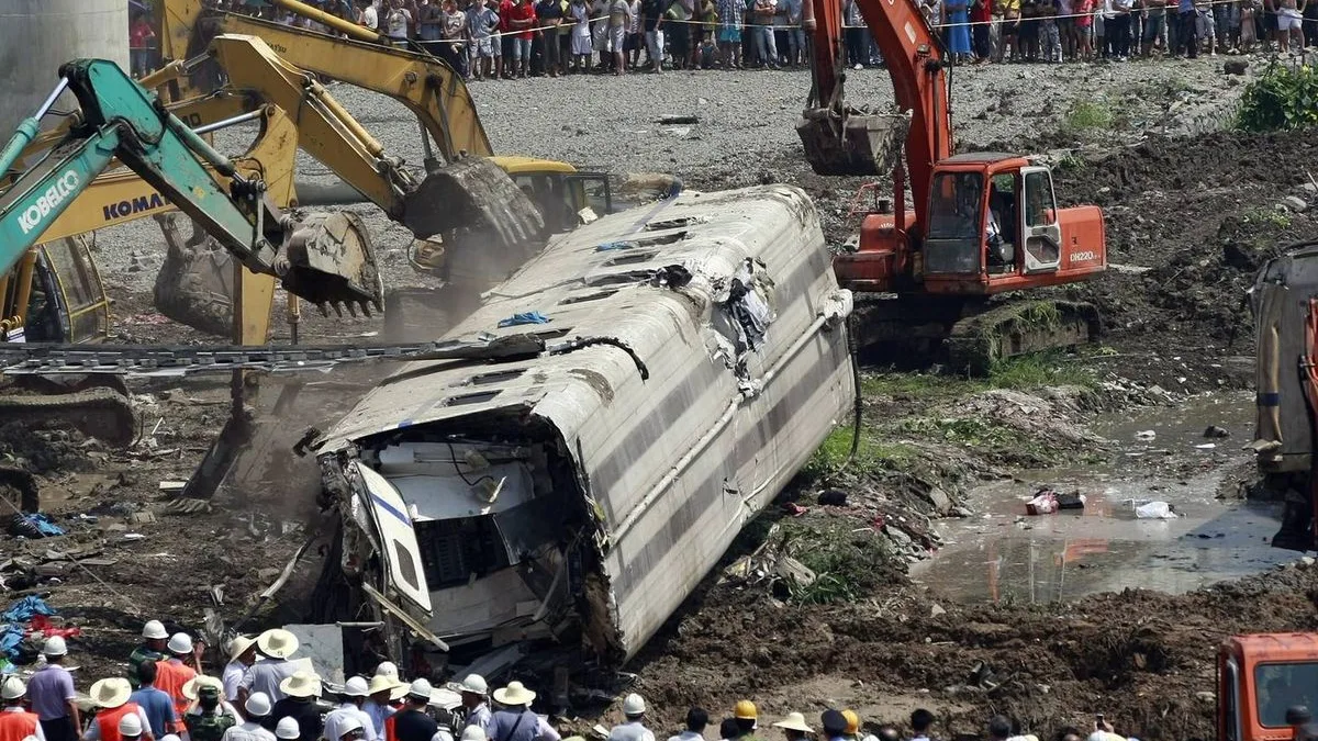 Labores de rescate y desescombro tras el accidente ferroviario de Wenzhou (China) ocurrido el 23 de julio de 2011, cuando un tren bala fue alcanzado por un rayo y posteriormente embestido por otro convoy de alta velocidad.