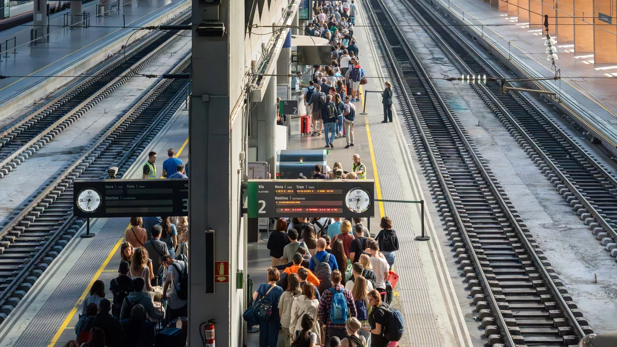 Numerosos viajeros en la estación de tren de Santa Justa, en la capital hispalense