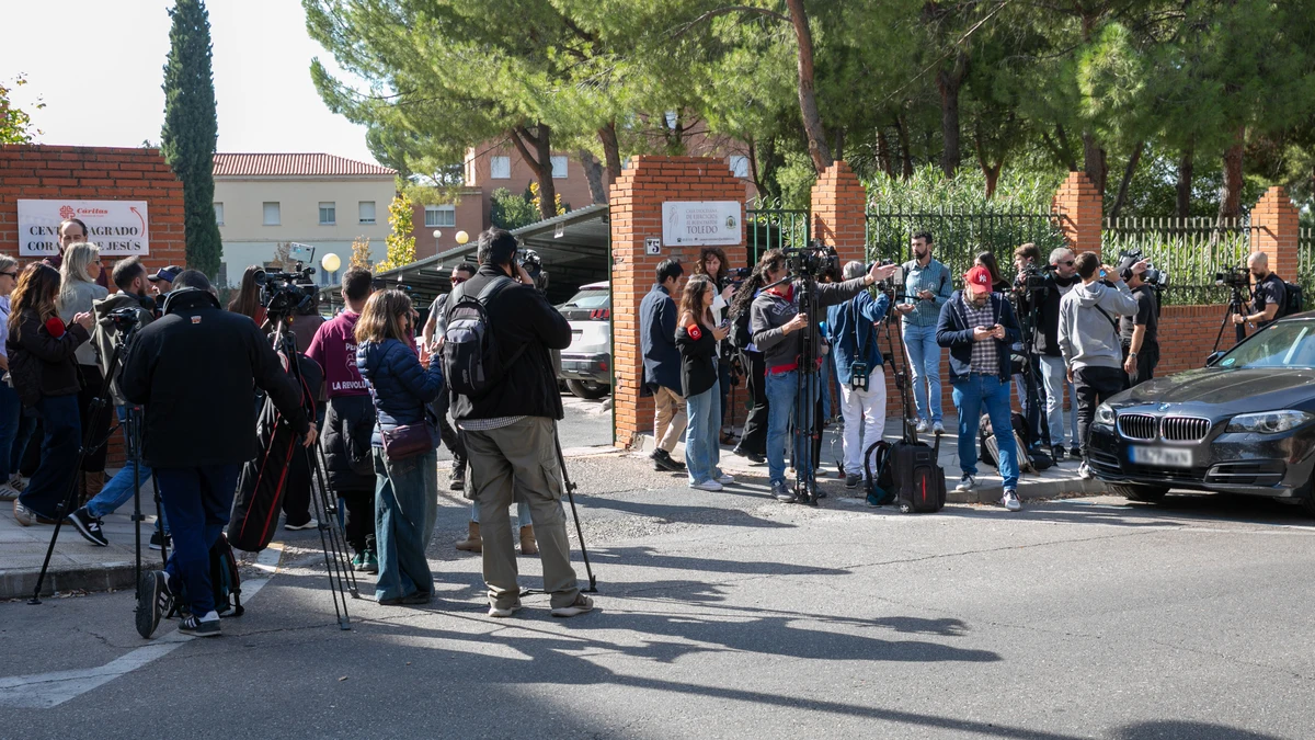 Familiares de las víctimas del accidente de tren de Urda esperan noticias en una casa diocesana de retiro en Toledo