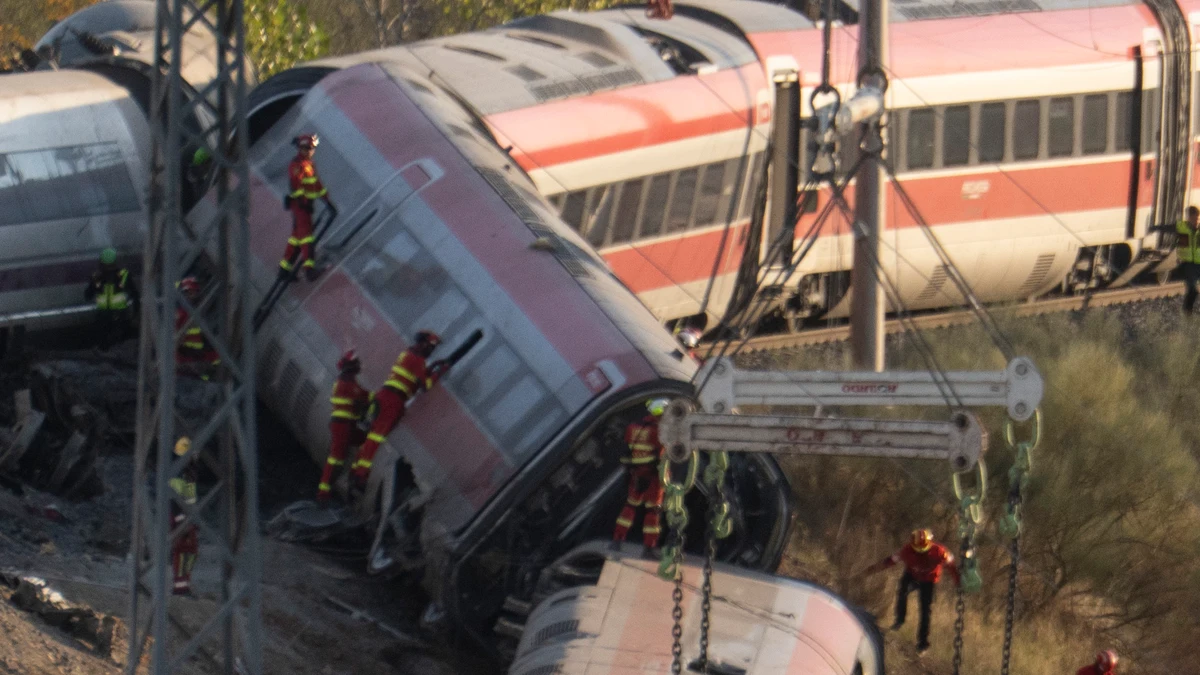 UME, bomberos y policía científica trabajan en los trenes del accidente de Toledo. David Jar