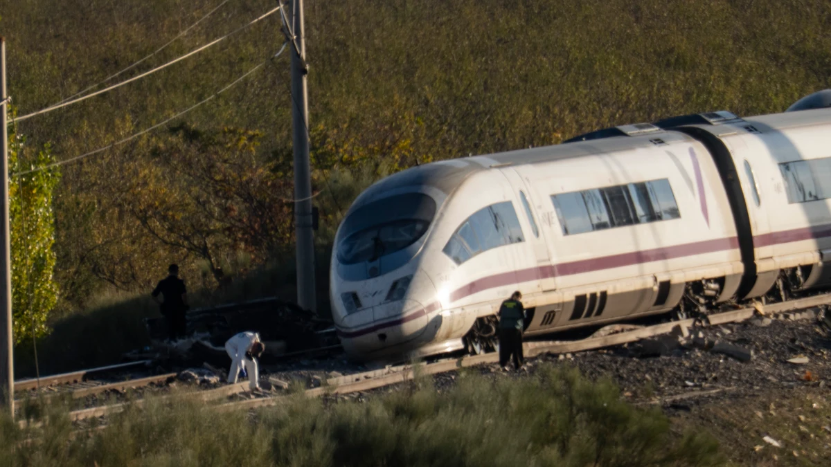 UME, bomberos y policía científica trabajan en los trenes del accidente de Toledo. David Jar