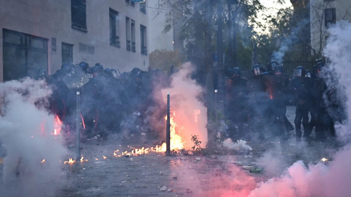 Choques entre manifestantes y policías en las calles de París