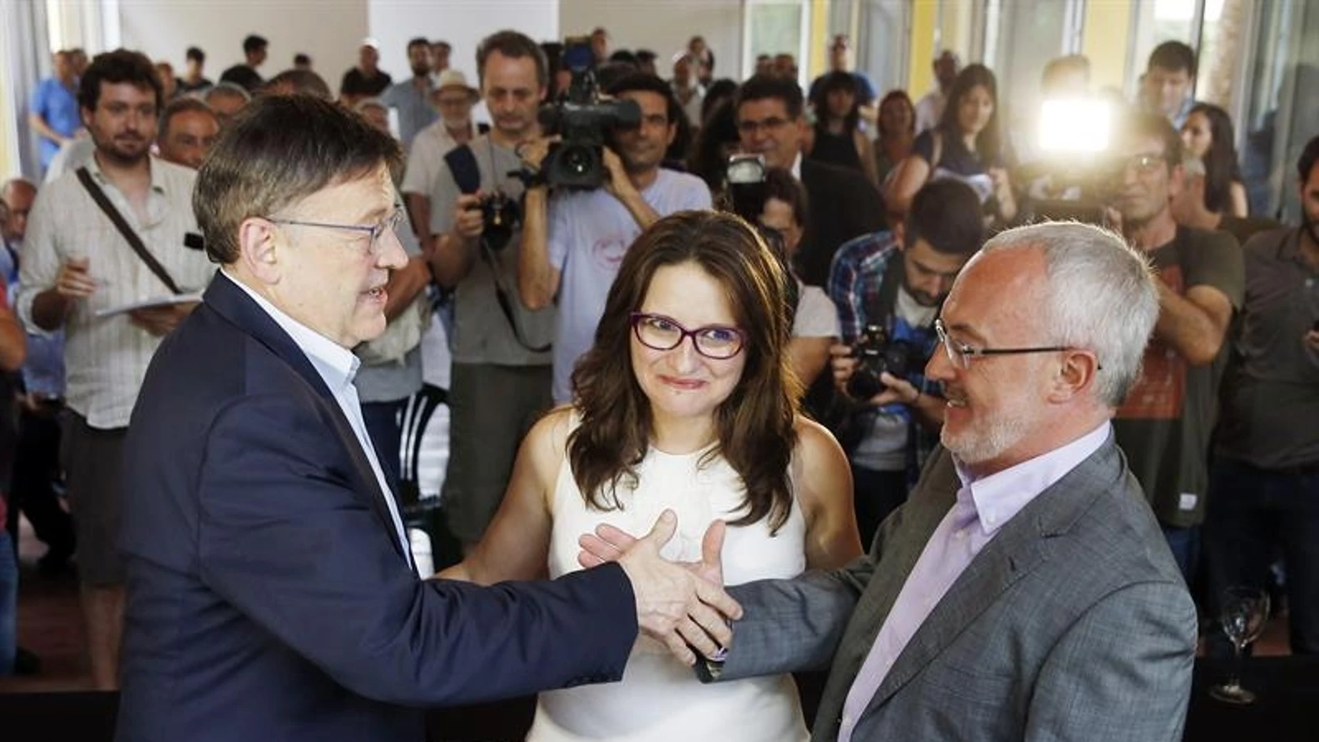 Los candidatos a la Presidencia del Gobierno valenciano del PSPV, Ximo Puig (i), Compromís, Mònica Oltra, y Podemos, Antonio Montiel