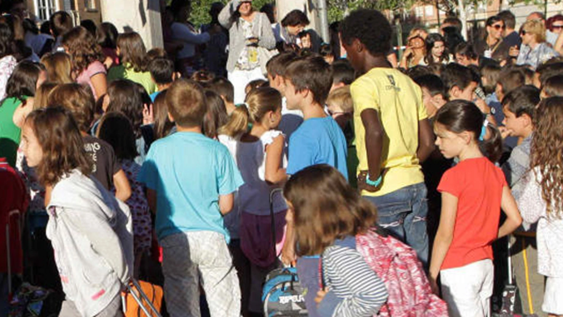 Niños entrando en un colegio