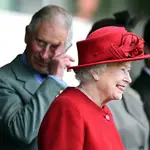 Carlos de Inglaterra con Isabel II