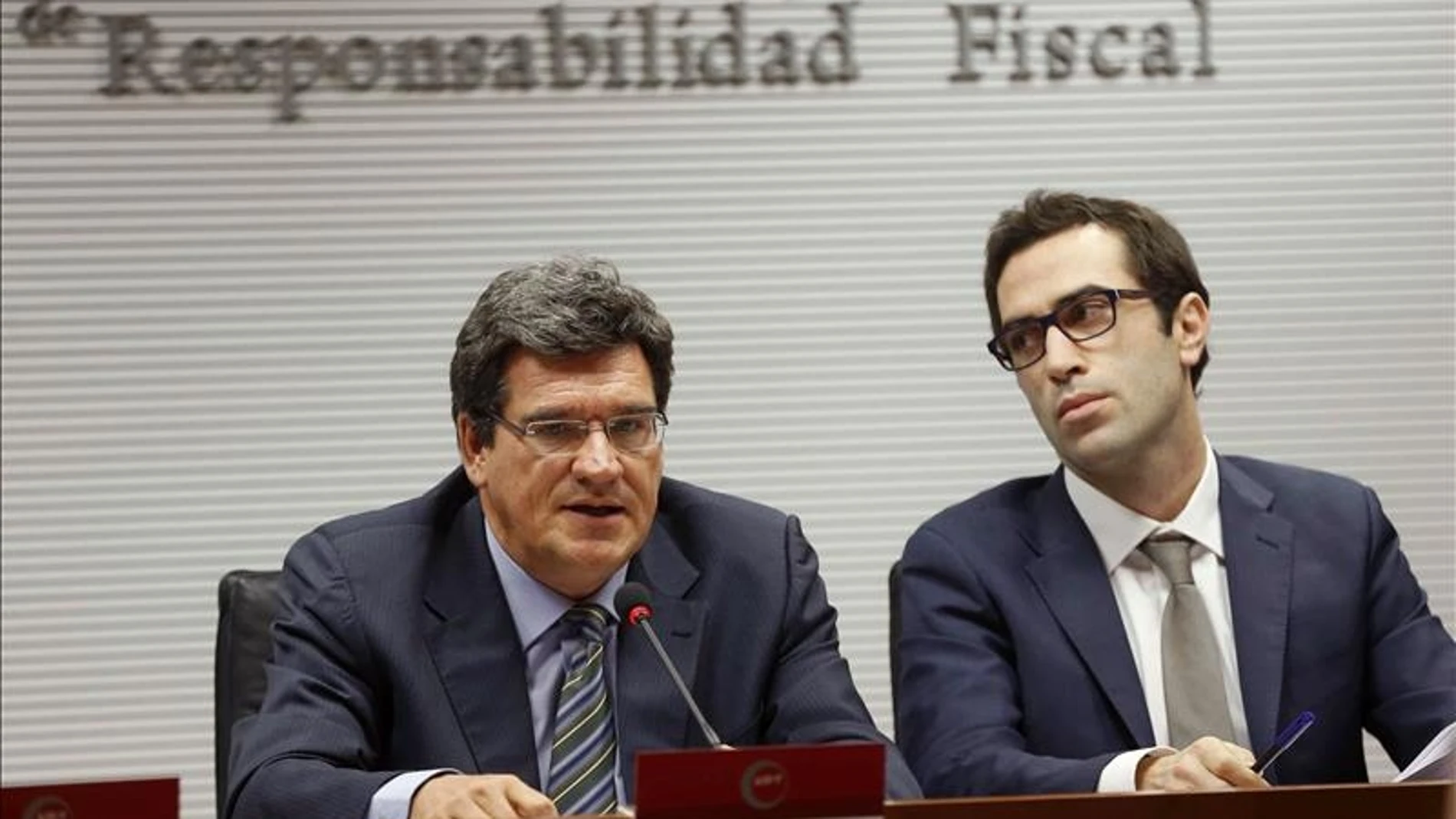 El presidente de la AIReF, José Luis Escrivá, y el economista Carlos Cuerpo