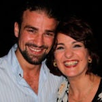 El cámara Mario Biondo posa junto a su madre, Santina
