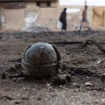 Una bomba de racimo sin explotar después de los ataques aéreos de las fuerzas gubernamentales pro-sirias