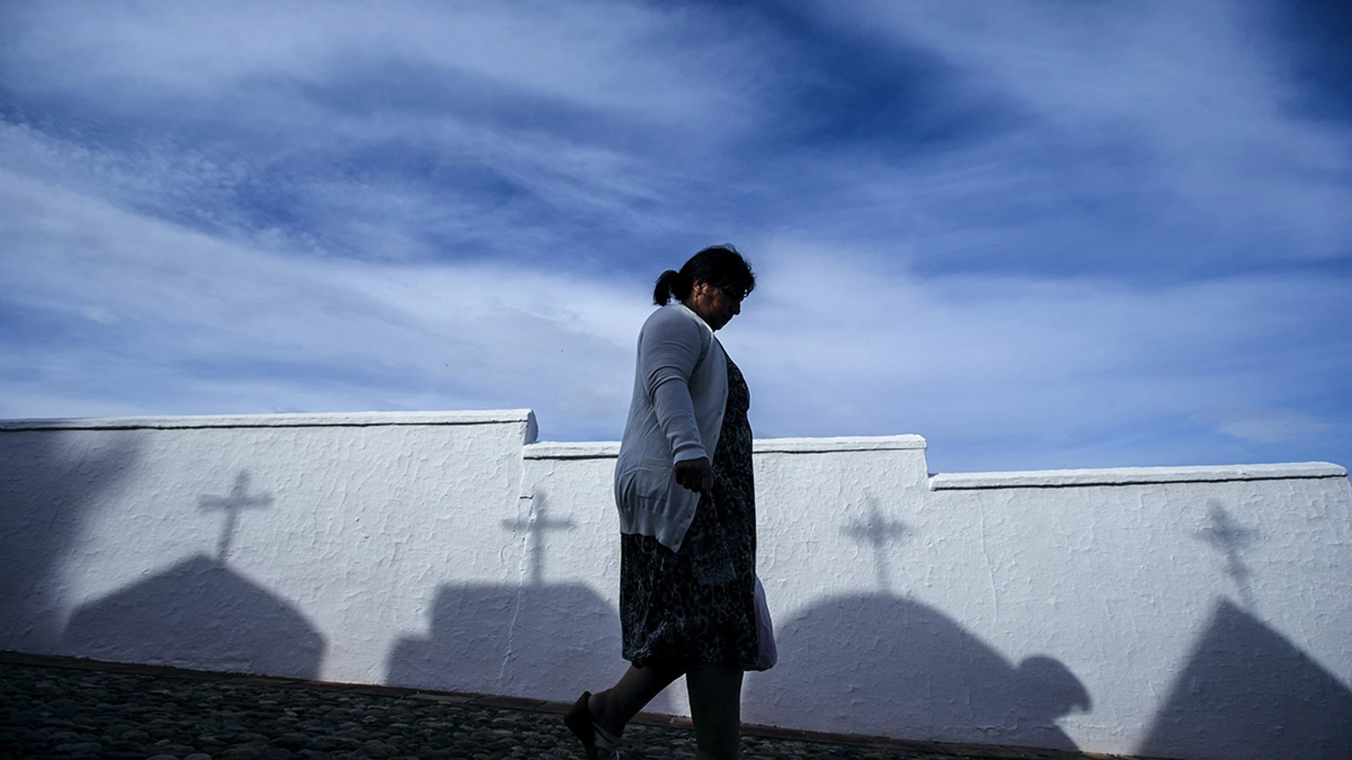 Una mujer camina por el cementerio de Casabermeja (Málaga) hoy primero de noviembre, festividad de Todos los Santos