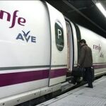 Un pasajero sube a un tren de alta velocidad (AVE)