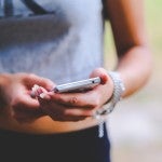 Una joven con un teléfono móvil