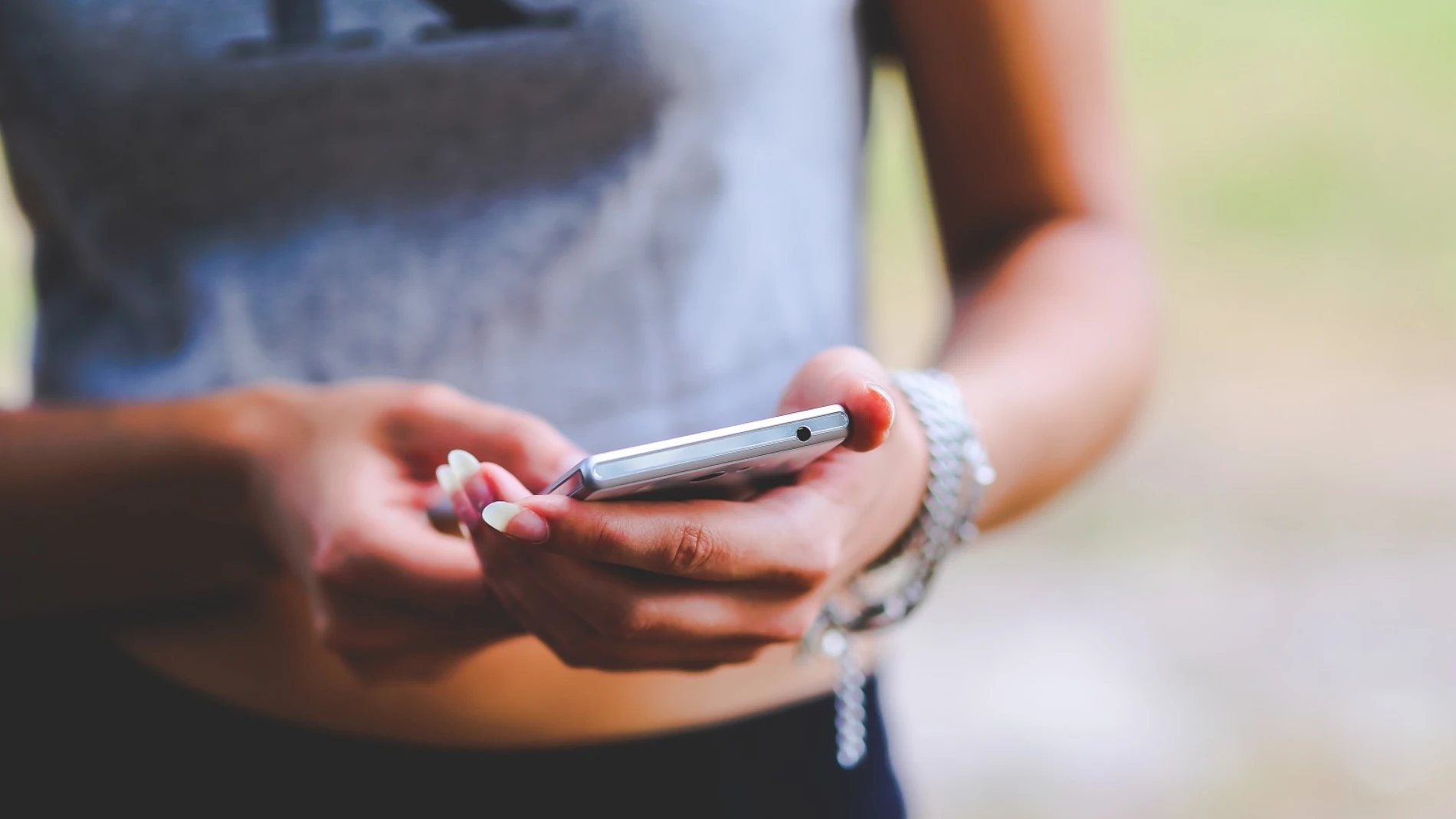 Una mujer con un teléfono móvil
