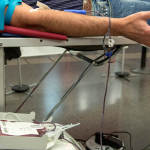 Una persona donando sangre