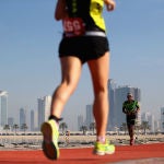 Unas personas corriendo