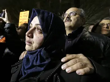Emtisal Bazara se emociona junto a su marido Ahmad Bazara, ambos inmigrantes de Siria, durante la manifestación contra Donald Trump en Seattle (EEUU) Emtisal Bazara se emociona junto a su marido Ahmad Bazara, ambos inmigrantes de Siria, durante la manifestación contra Donald Trump en Seattle (EEUU)