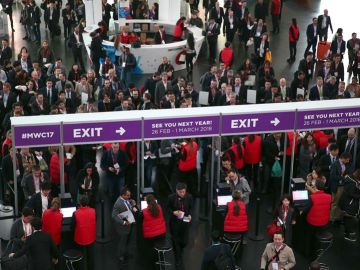 Varios congresistas hacen colas a la entrada del Mobile World Congress (MWC)
