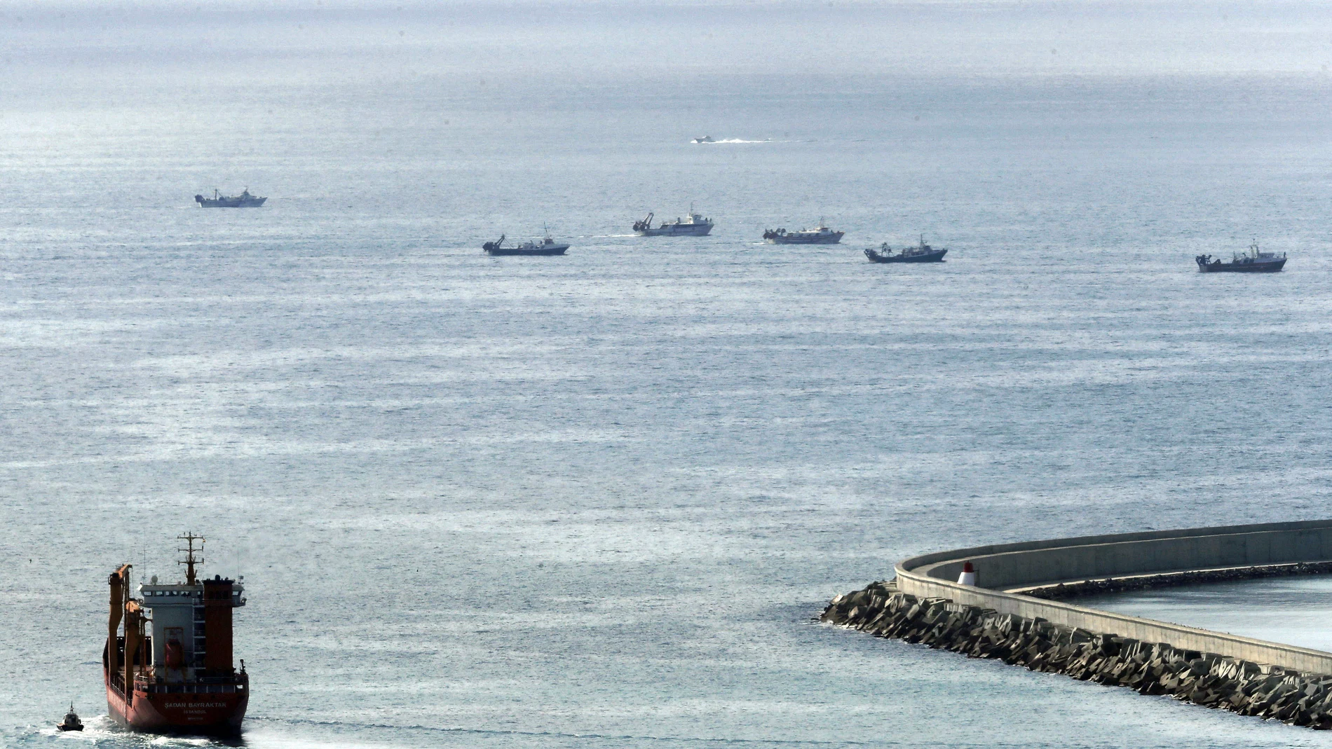 Varios barcos de pesca de arrastre participan en la búsqueda y rescate