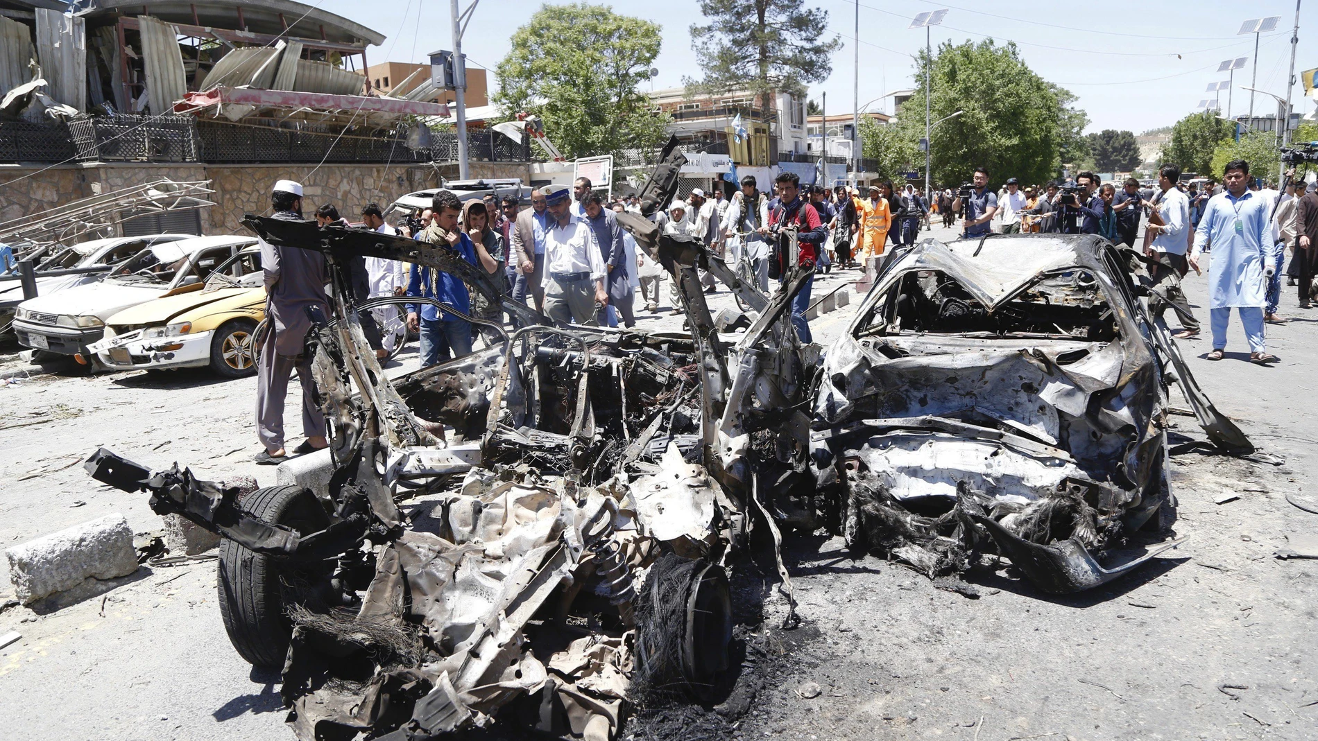 Vista de los destrozos provocados por la explosión de un coche bomba en Kabul (Afganistán)