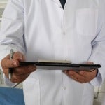 Un médico en la consulta
