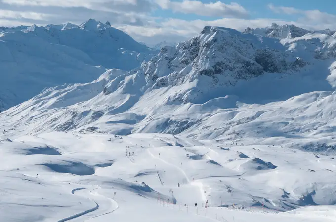 La construcción imposible en los Alpes que cambiará la forma de hacer montañismo: es una absoluta locura La construcción imposible en los Alpes que cambiará la forma de hacer montañismo: es una absoluta locura
