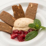 Helado de turrón con frambuesas