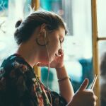 Una chica escucha música 