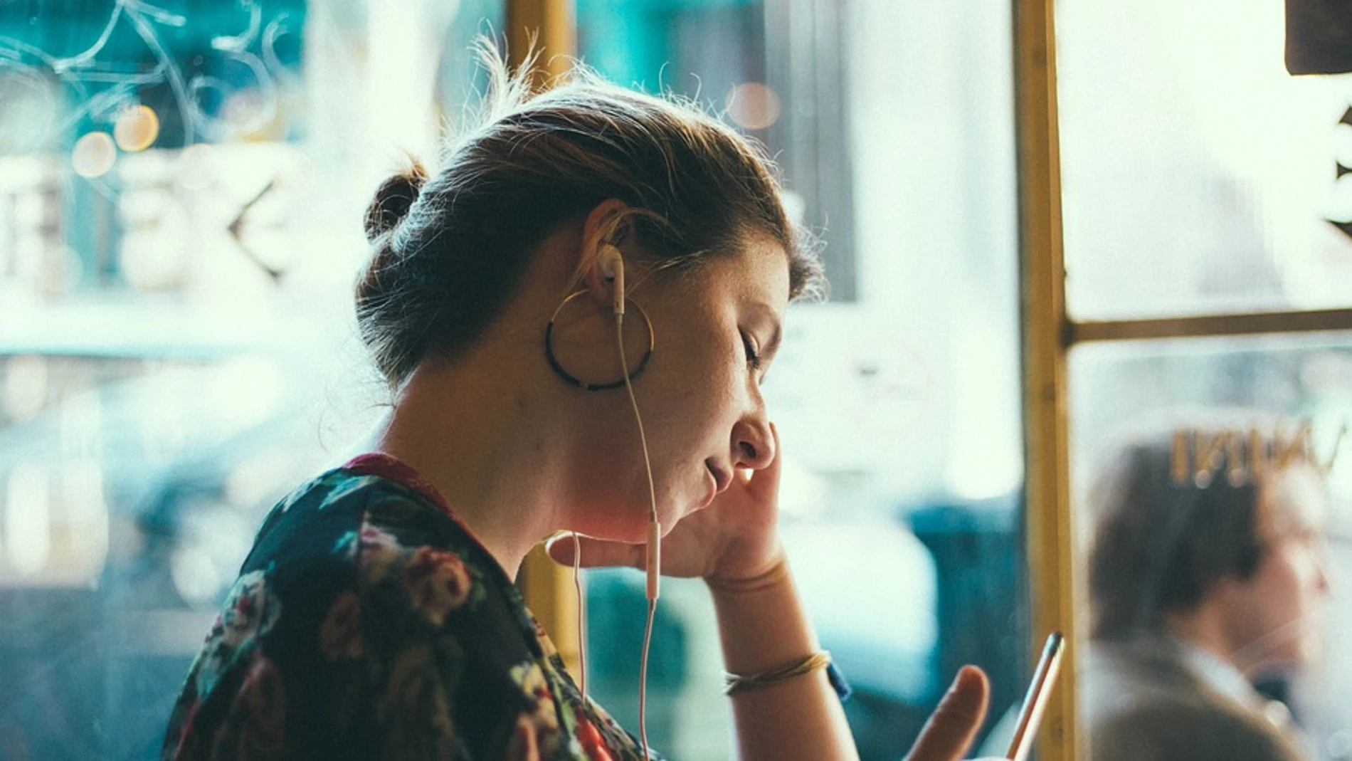 Una chica escucha música
