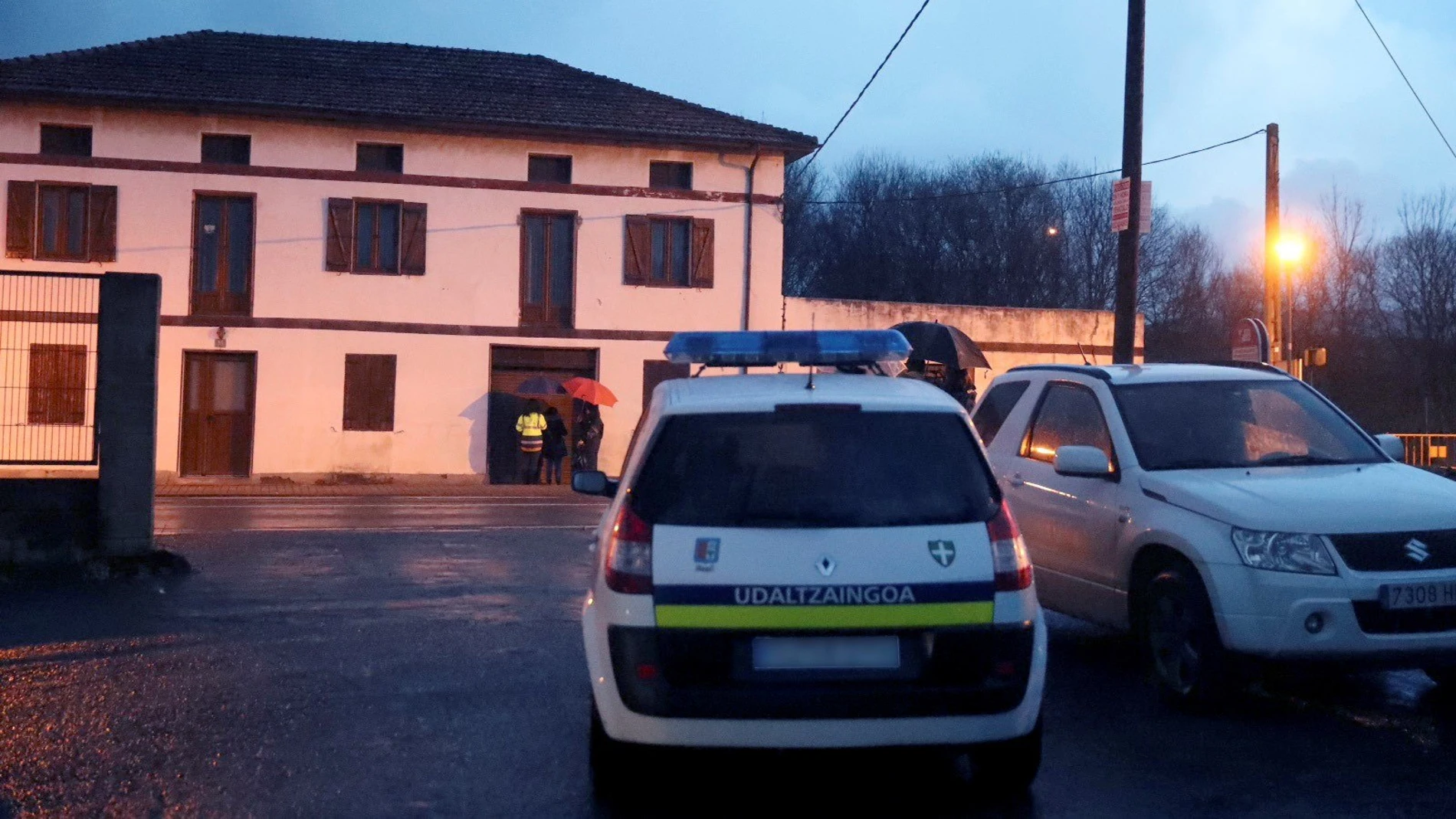 Coche de la Ertzaintza en el lugar en el que dos personas han sido encontradas muertas