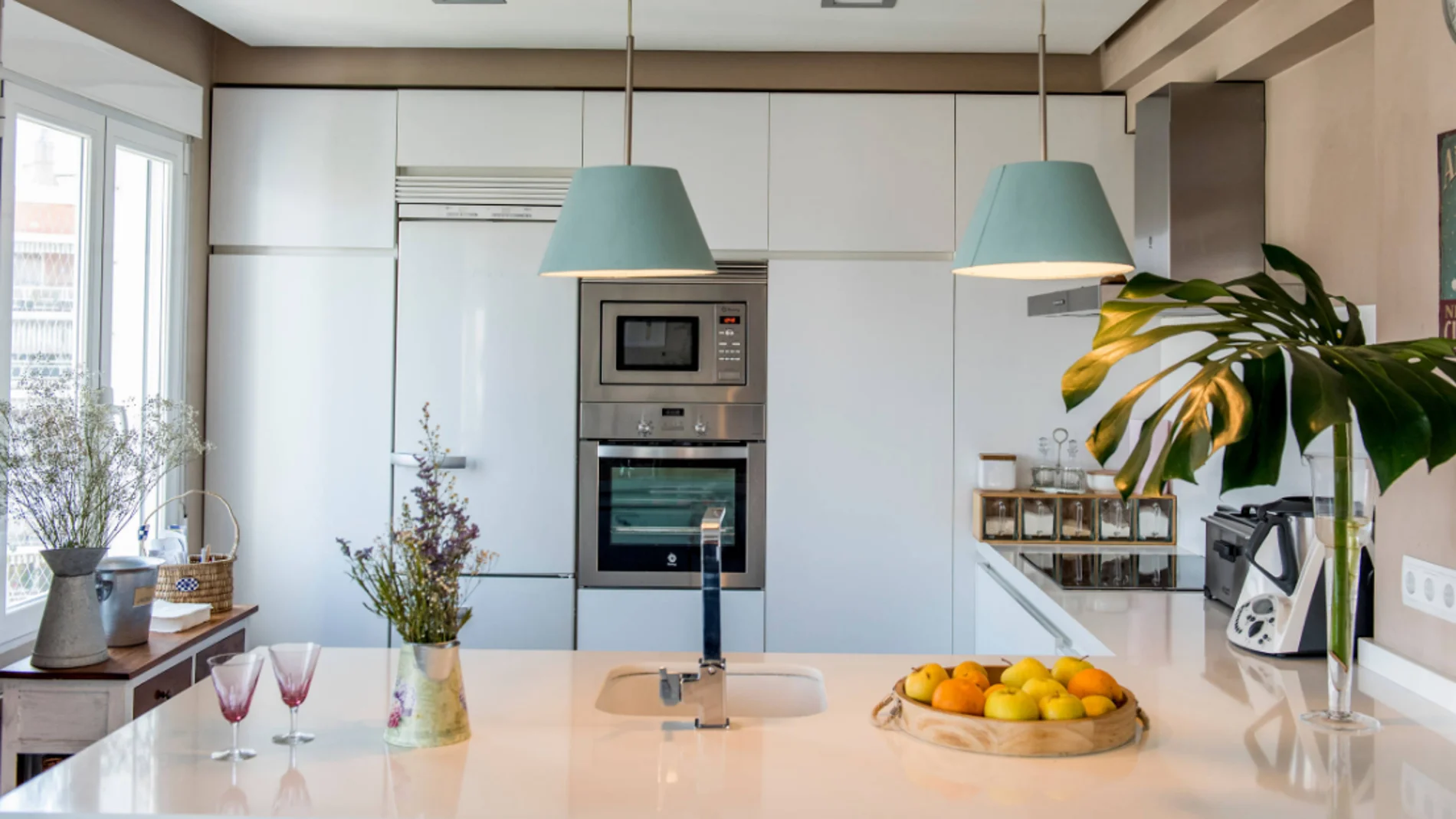 Cocina moderna con toques turquesa