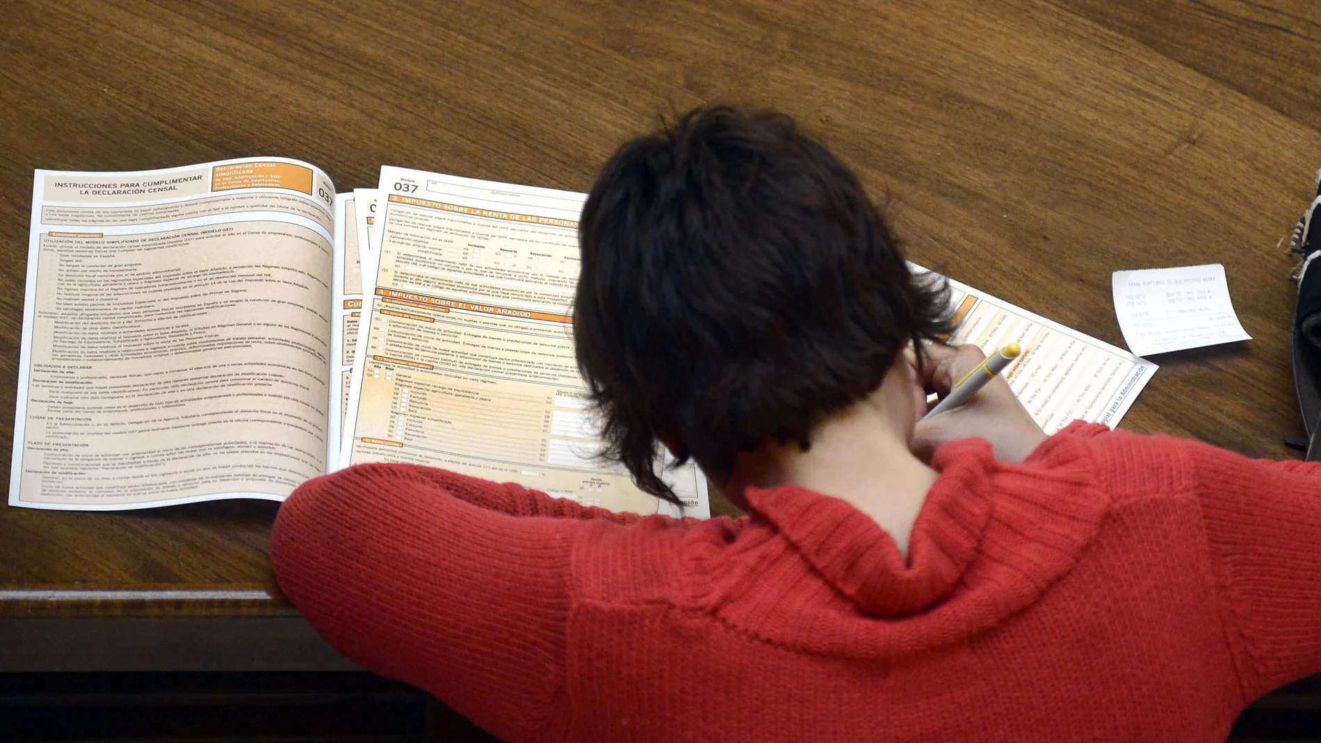Una mujer realiza la declaración de la Renta