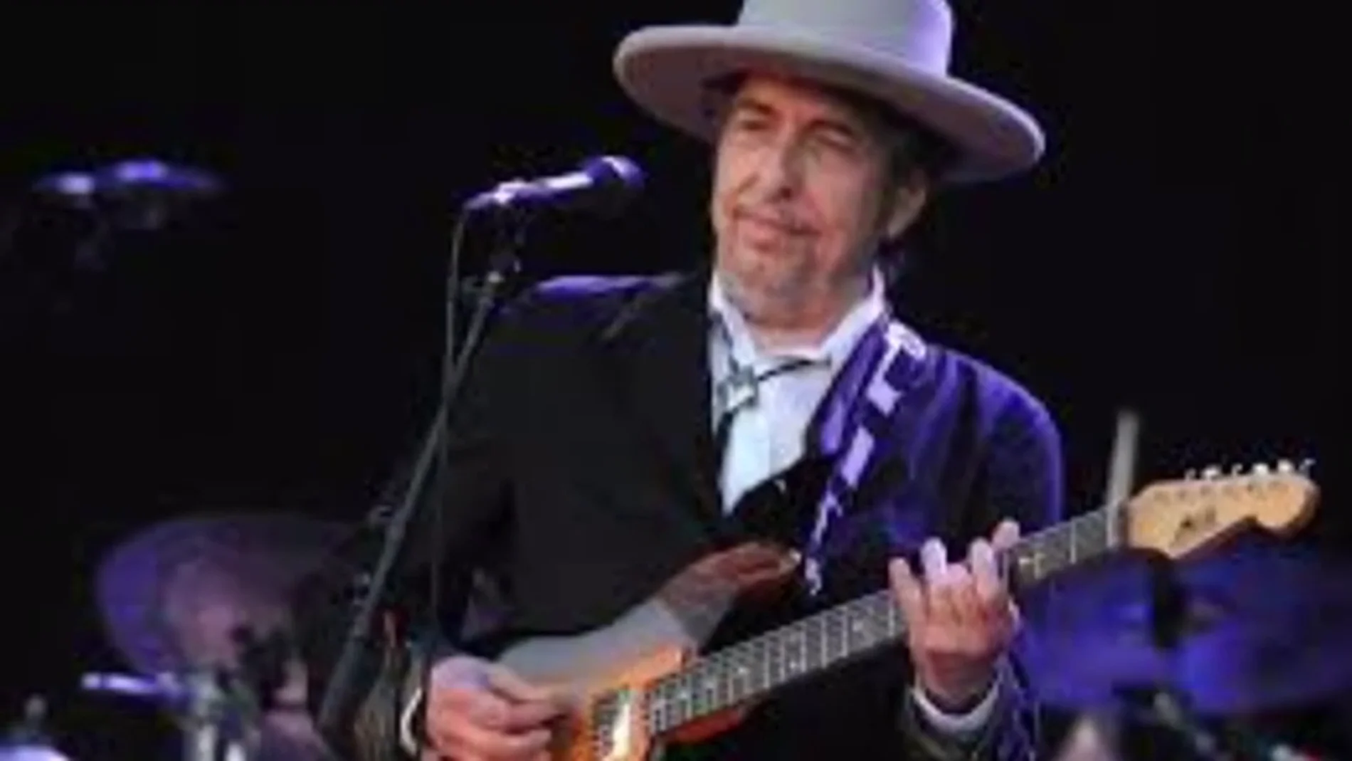 Bob Dylan cumple 77 años pero se mantiene "Forever Young"