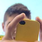 Un joven usando su teléfono móvil