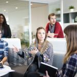 hombres y mujeres en el trabajo