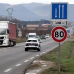 Límite de velocidad de 80km/h.