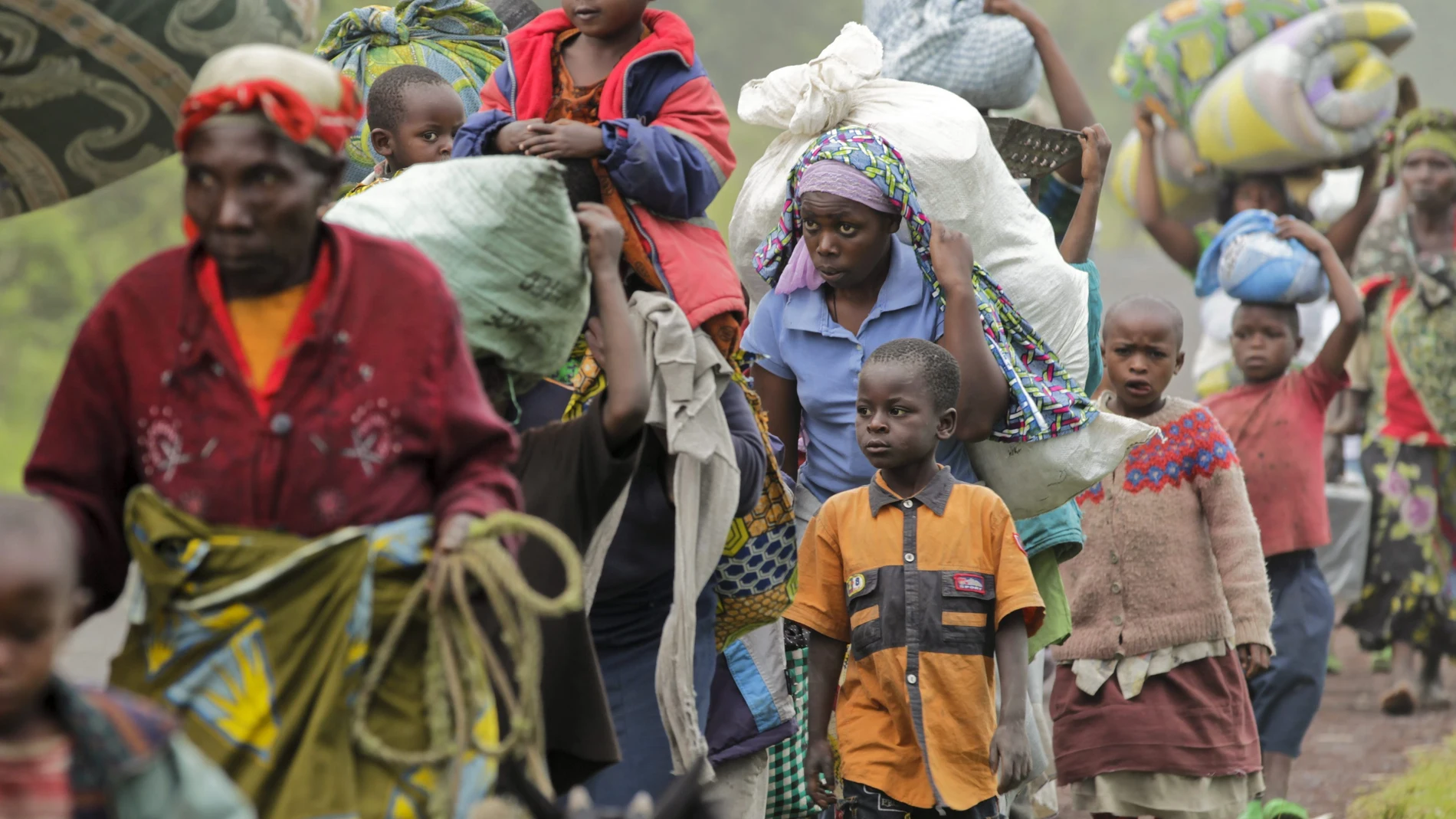 Algunos residentes de Kimbumba escapan de la violencia de su ciudad, en la República Democrática del Congo.